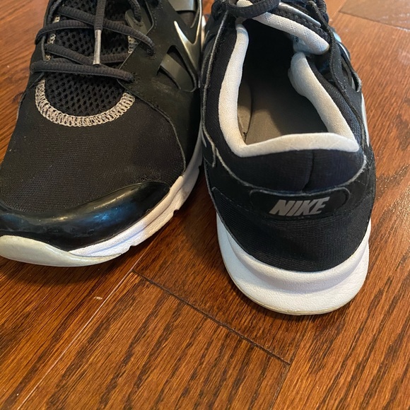 Women’s Nike Training Sneakers - Picture 5 of 6